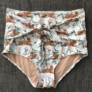 🍩SOLD🍩 Kortni Jeane med tigers tie front bottoms